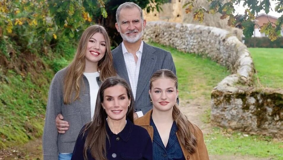 Felicitación navideña de 2025 de los Reyes Felipe y Letizia, con la Princesa Leonor y la Infanta Sofía