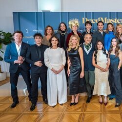 Posado de todos los concursantes, jurado y presentadora de 'Decomasters'