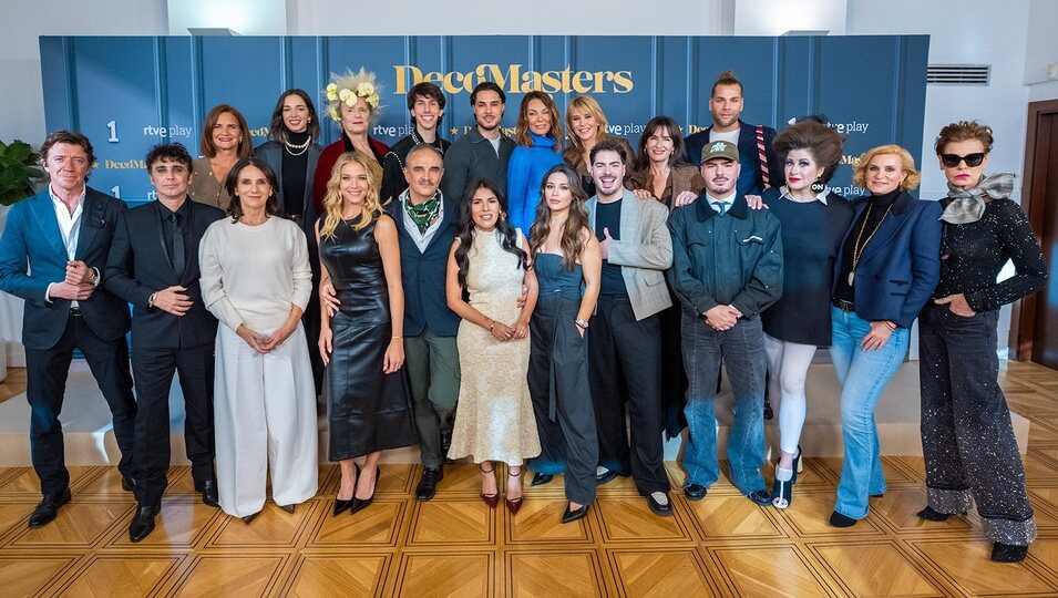 Posado de todos los concursantes, jurado y presentadora de 'Decomasters'