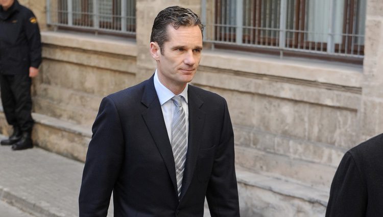 Iñaki Urdangarín entra a declarar andando al juzgado de Palma