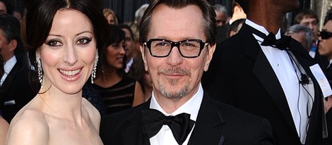 Gary Oldman y Alexandra Edenborough en la alfombra roja de los Oscar 2012