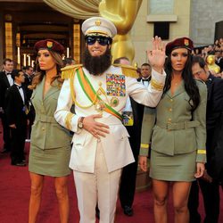 Sacha Baron Cohen en la alfombra roja de los Oscar 2012