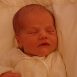La Princesa Estela de Suecia con cuatro días de vida