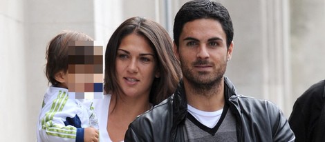 Lorena Bernal y Mikel Arteta paseando a su hijo Gabriel