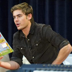 Zac Efron anima a los niños a leer