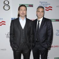 George Clooney y Brad Pitt en el estreno de la obra '8'