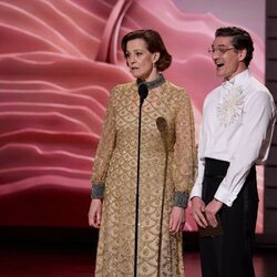 Sigourney Weaver y Pedro Pascal presentando un premio en Los Oscar 2026