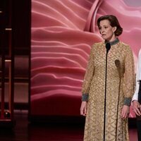 Sigourney Weaver y Pedro Pascal presentando un premio en Los Oscar 2026