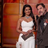 Javier Bardem y Priyanka Chopra en la presentación de un premio de Los Oscar 2026