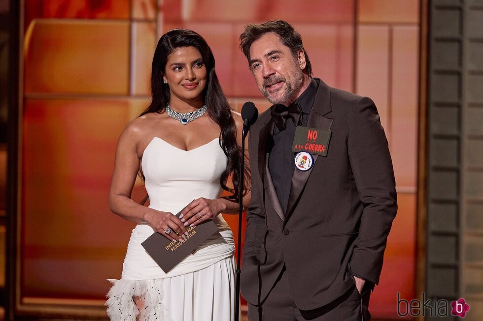 Javier Bardem y Priyanka Chopra en la presentación de un premio de Los Oscar 2026