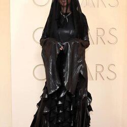 Chloe Zhao y el look más simbólico de la noche de Los Oscar 2026