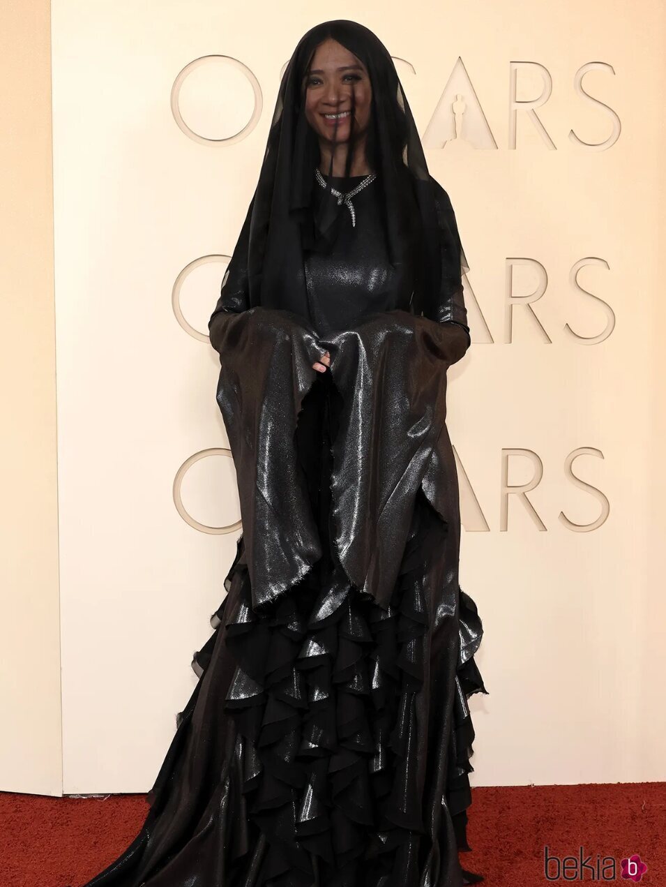 Chloe Zhao y el look más simbólico de la noche de Los Oscar 2026