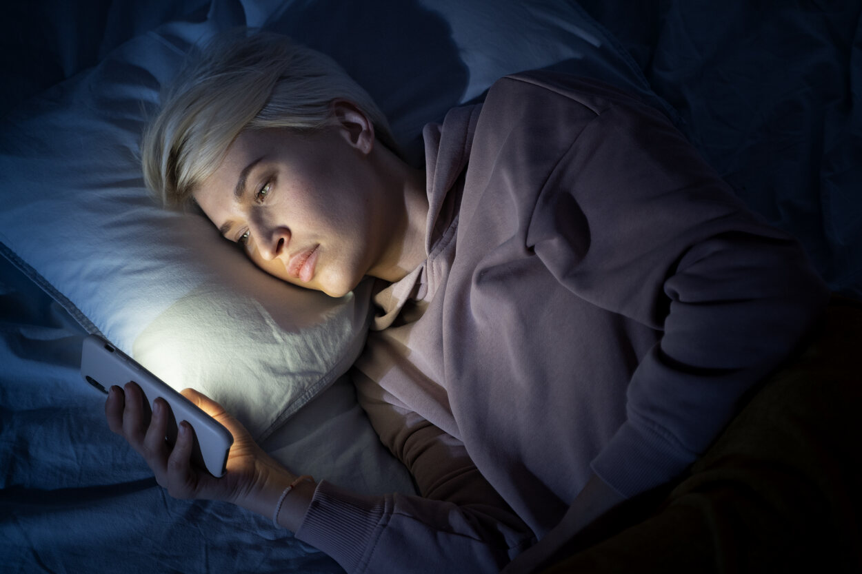 Si tenemos problemas para dormir, el brillo de la pantalla es lo de menos