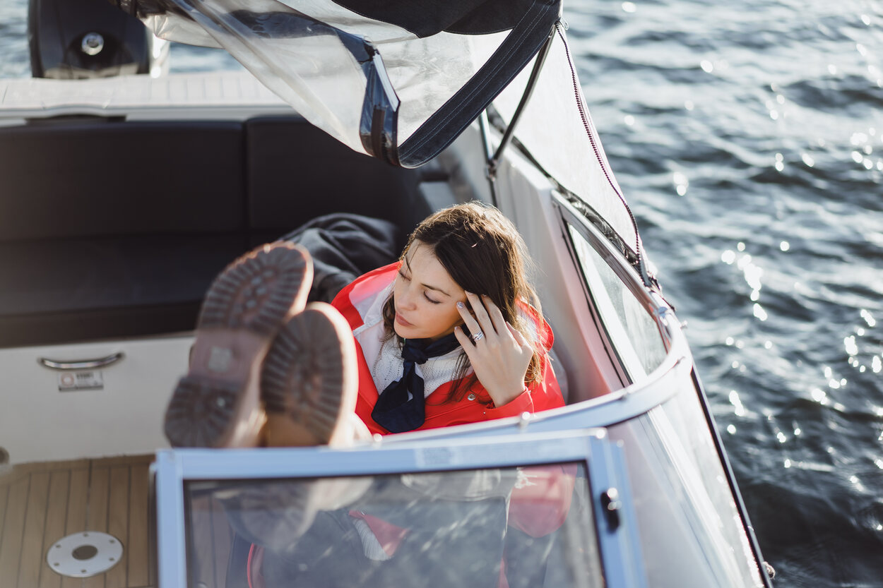 Si te mareas en un barco, ve a una cubierta baja y mira al horizonte