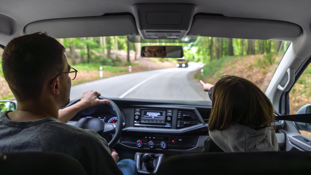 Si viajas en coche, en el sitio del copiloto te marearás menos que detrás