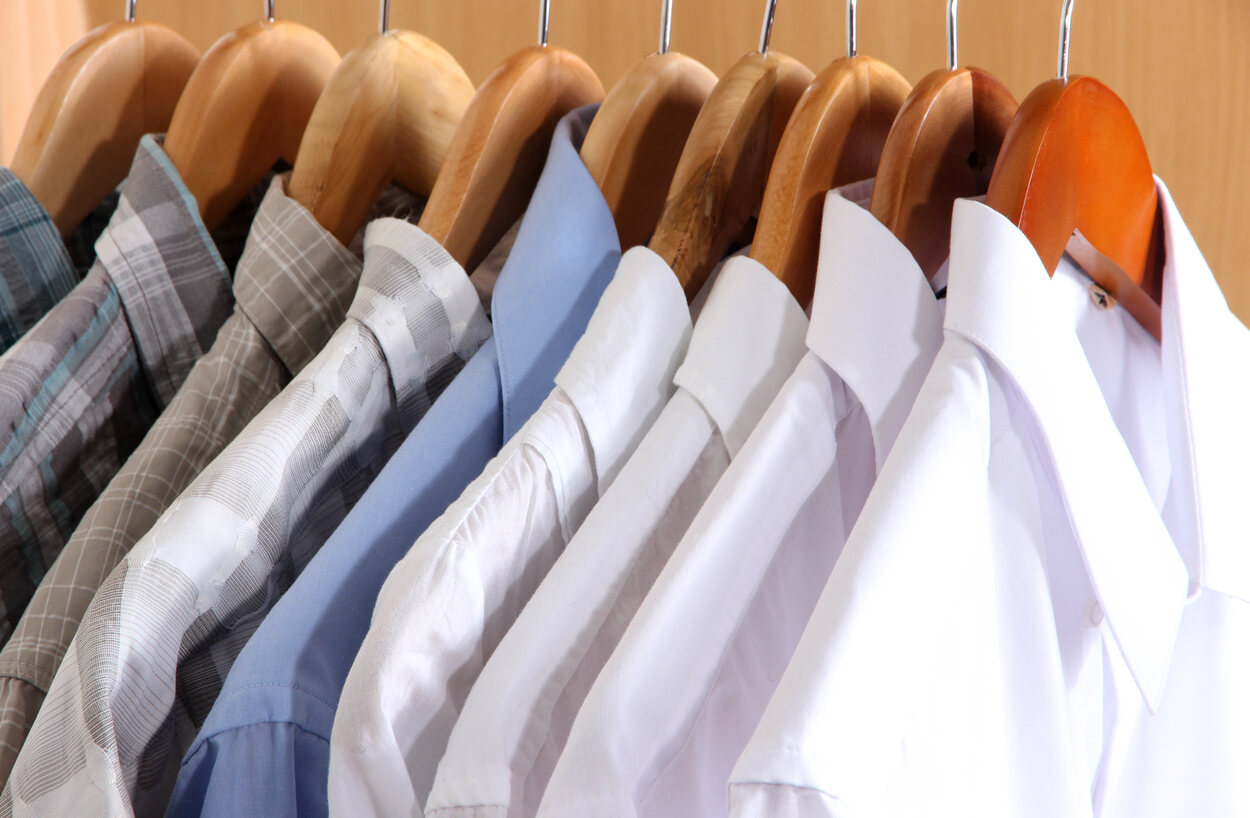 Las camisas de vestir sí requieren perchas