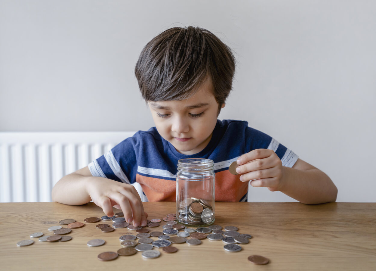La paga enseña a los niños control y autonomía financiera, así como la importancia del ahorro