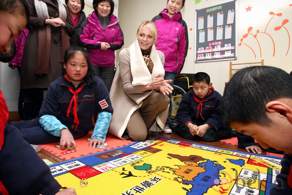 Charlene de Mónaco juega con unos niños en Shangai