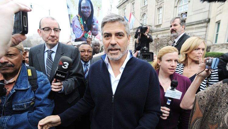 George Clooney en una manifestación frente a la embajada de Sudán en Washington