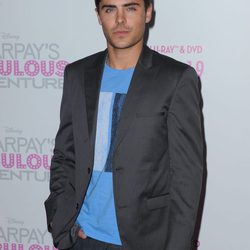 Zac Efron, con americana y jeans