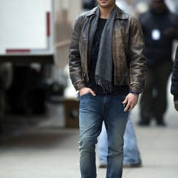 Zac Efron, abrigado con chaqueta de cuero