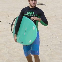 Zac Efron, con una tabla de surf