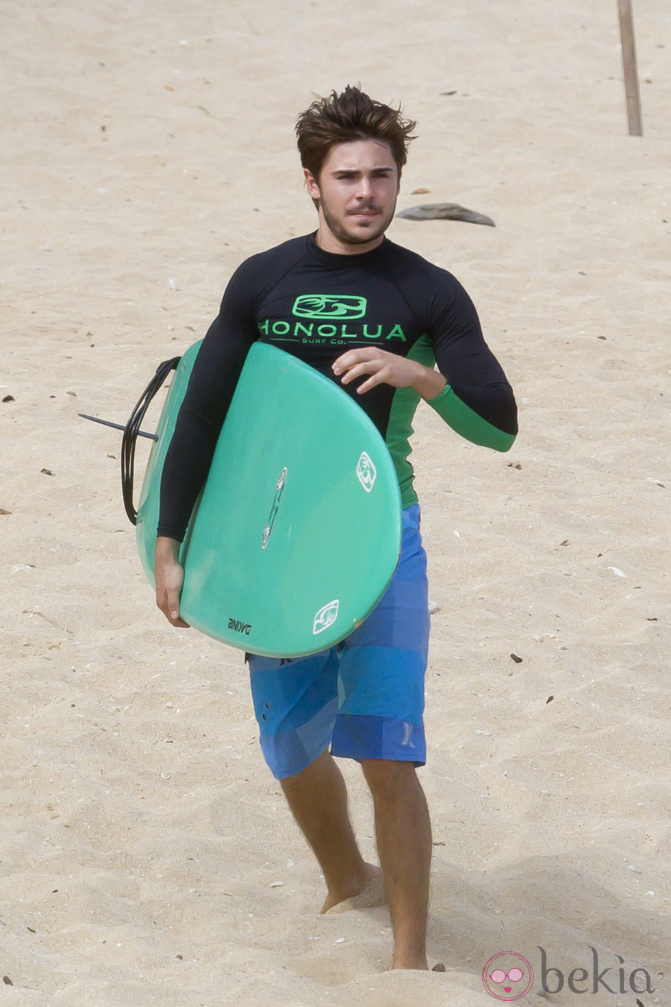 Zac Efron, con una tabla de surf