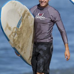 Zac Efron camina por la playa