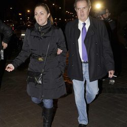 Antonio Morales 'Junior' y su hija Carmen Morales en la misa funeral por Carmen Barretto