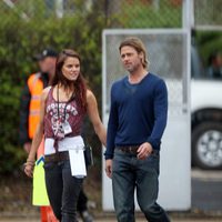 Brad Pitt pasea con una chica en un descando del rodaje de 'World War Z'