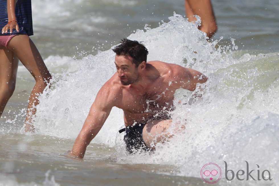 Hugh Jackman lucha contra una ola en Saint-Tropez