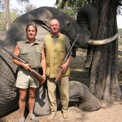 El Rey Juan Carlos I cazando elefantes en Bostwana