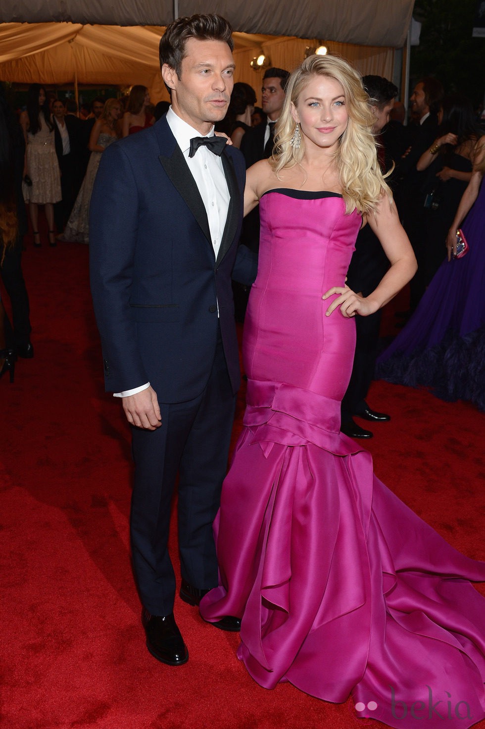 Ryan Seacrest y Julianne Hough en la alfombra roja de la Gala del MET 2012