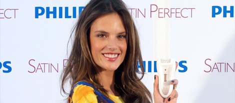 Alessandra Ambrosio presume de embarazo en un acto promocional