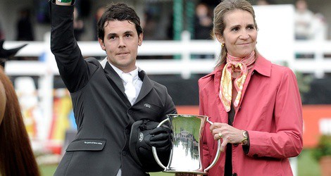Sergio Álvarez recibe el Gran Premio Copa de S.M. el Rey de manos de la Infanta Elena