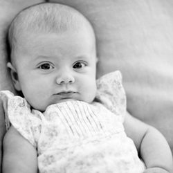La Princesa Estela de Suecia con 3 meses de vida