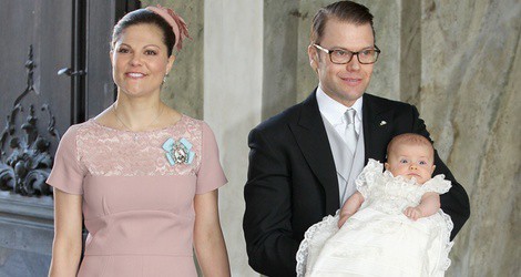 Victoria y Daniel de Suecia con la Princesa Estela a su llegada al bautizo