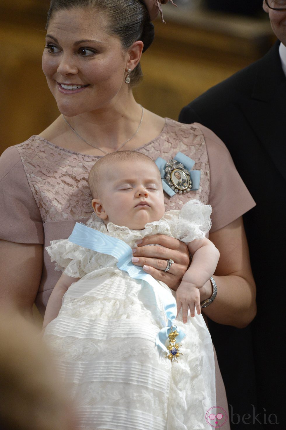 Victoria de Suecia sostiene a una dormida Princesa Estela en su bautizo