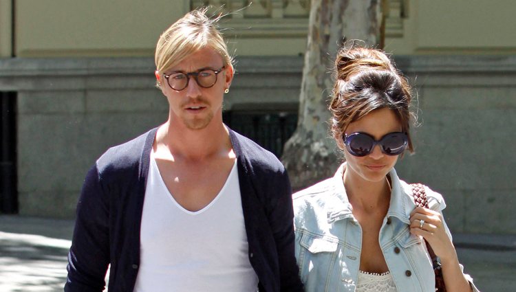 Guti y Romina Belluscio pasean cogidos de la mano por Madrid