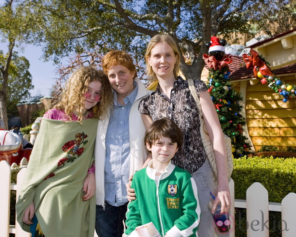 Cynthia Nixon, su esposa Christine Marinoni y dos de sus hijos