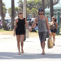 Sharon Stone y Martín Mica cogidos de la mano en Venice