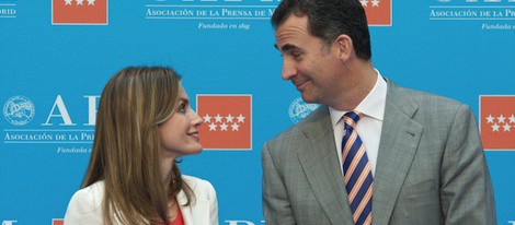 Los Príncipes Felipe y Letizia, muy cómplices en la entrega de los Premios de la APM 2011