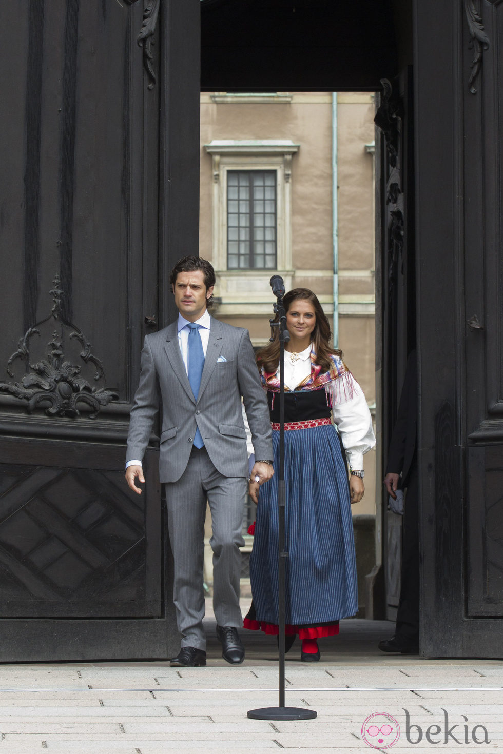 Los Príncipes Carlos Felipe y Magdalena abren la puerta del Palacio Real el Día de Suecia 2012