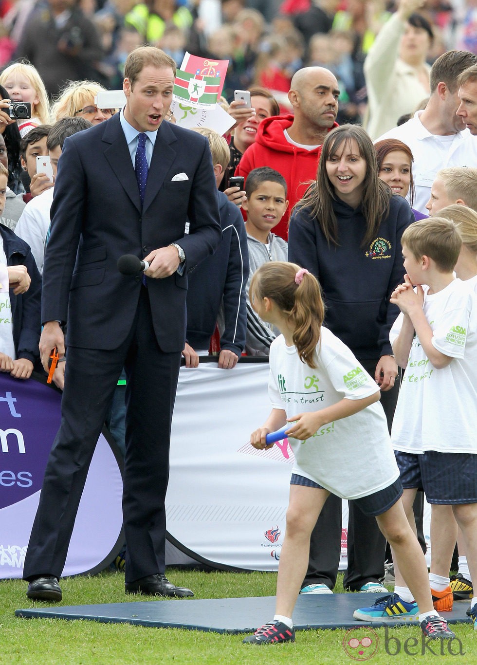 El Príncipe Guillermo juega con unos niños durante su visita a Nottingham
