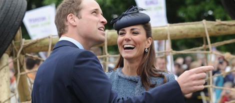 Los Duques de Cambridge bromean durante su visita a Nottingham