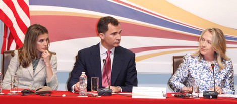 Los Príncipes Felipe y Letizia con Hillary Clinton en el Foro España-Estados Unidos