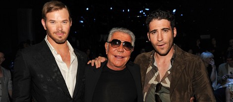 Kellan Lutz y Miguel Ángel Silvestre posan junto a Roberto Cavalli