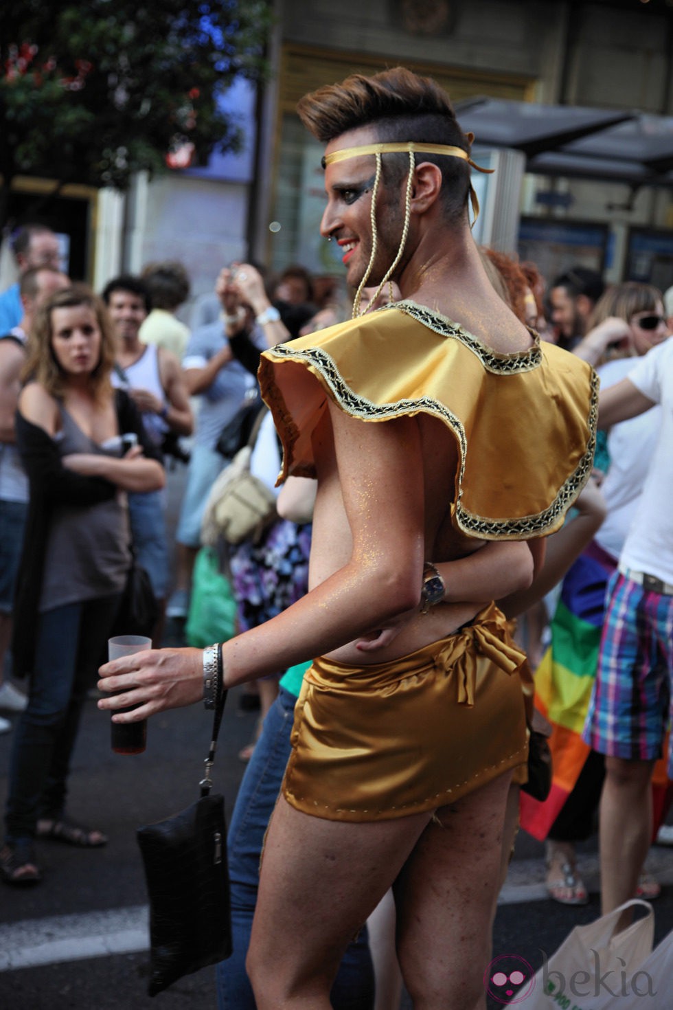 Chico medio desnudo durante el Orgullo Gay de Madrid