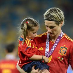 Fernando Torres con su hija Nora tras ganar España la Eurocopa 2012