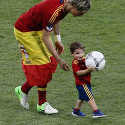 Fernando Torres con su hijo Leo tras la victoria de España en la Eurocopa 2012